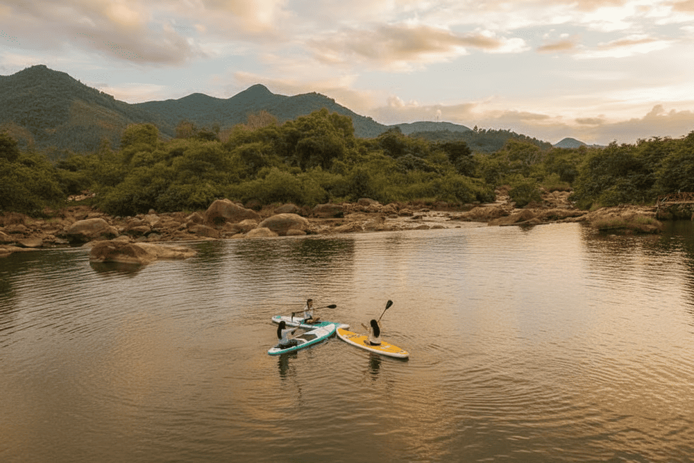 Tại khu du lịch Hầm Hô có dịch vụ cho thuê thuyền kayak với giá khoảng 50.000 VND/30 phút